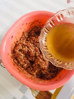 肉馅还有点干，再往里面打点花椒水，花椒水要一点一点的倒，搅拌肉馅要顺着一个方向搅拌，不能来回搅，这样肉才会上劲儿！（要加两次花椒水！）