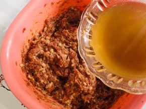 肉馅还有点干，再往里面打点花椒水，花椒水要一点一点的倒，搅拌肉馅要顺着一个方向搅拌，不能来回搅，这样肉才会上劲儿！（要加两次花椒水！）