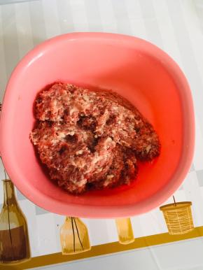 找一个大一点儿的盆，把剁好的肉馅儿放进去！（盆大一点，搅拌肉馅儿方便一些，不会弄的到处都是！）