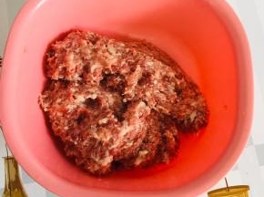 找一个大一点儿的盆，把剁好的肉馅儿放进去！（盆大一点，搅拌肉馅儿方便一些，不会弄的到处都是！）