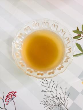 花椒放入碗中倒入适量的开水浸泡至温热，过滤一下，留下花椒水备用！