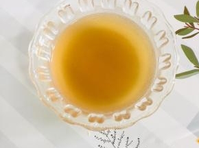 花椒放入碗中倒入适量的开水浸泡至温热，过滤一下，留下花椒水备用！