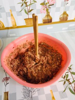 筷子插到肉馅中不倒，就证明肉馅儿打好了！