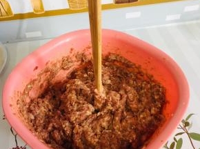 筷子插到肉馅中不倒，就证明肉馅儿打好了！