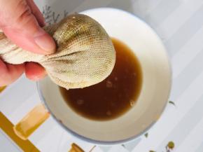 使劲儿捏，挤干水分！