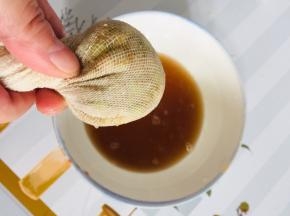 使劲儿捏，挤干水分！