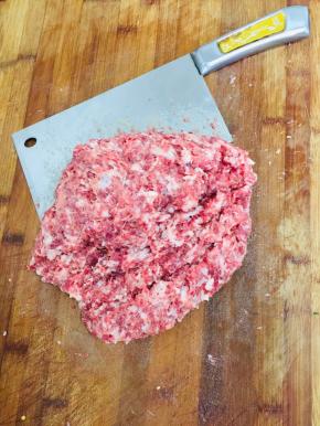 瘦肉洗净，剁成肉糜。（有条件的可以用绞肉机来绞肉馅儿，或者让卖肉的老板帮你打成肉糜！不过我喜欢吃手工剁的肉馅儿，更好吃劲道，有颗粒感！）
