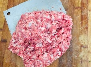 瘦肉洗净，剁成肉糜。（有条件的可以用绞肉机来绞肉馅儿，或者让卖肉的老板帮你打成肉糜！不过我喜欢吃手工剁的肉馅儿，更好吃劲道，有颗粒感！）