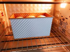 放入预热好的烤箱下层170度烤35分钟左右，烤至15分钟加盖锡纸