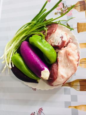 准备好所需的材料：

瘦肉（四分瘦六分肥）2斤，茄子4个，不辣的辣椒（筒子椒）2个，香葱1把，生姜1块！