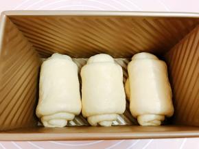 把卷卷摆入吐司盒里