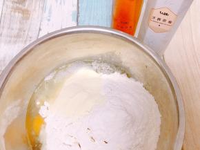 盆里加入除酵母外的所有材料