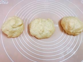 把面团分为三份后排气