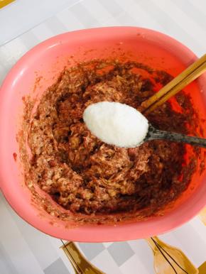 肉馅里加入1勺盐继续搅拌，肉馅就调好了！让它腌制半个小时入入味儿！