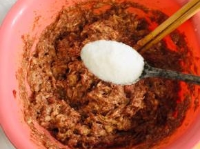 肉馅里加入1勺盐继续搅拌，肉馅就调好了！让它腌制半个小时入入味儿！