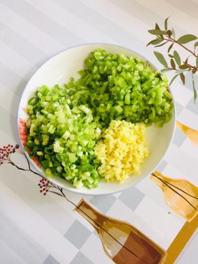 葱切成葱末，辣椒去掉籽切成末，生姜切成末，切的越碎越好！