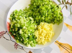 葱切成葱末，辣椒去掉籽切成末，生姜切成末，切的越碎越好！