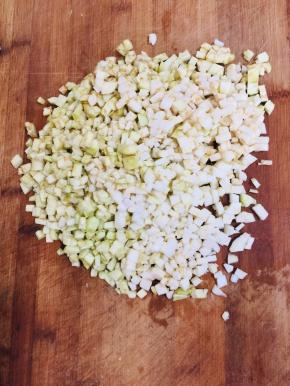 茄子削皮洗净，先切成块再切成丝，最后切成小丁备用！