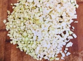 茄子削皮洗净，先切成块再切成丝，最后切成小丁备用！