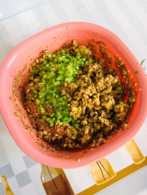 脱了水的茄子和辣椒碎放入肉馅中拌匀！