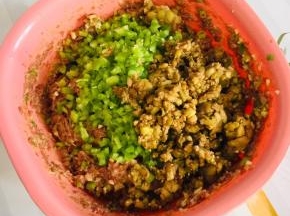 脱了水的茄子和辣椒碎放入肉馅中拌匀！