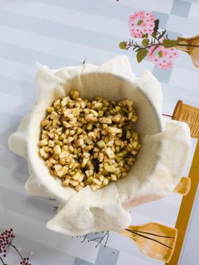 将腌制好的茄子放入纱布中！