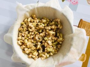 将腌制好的茄子放入纱布中！