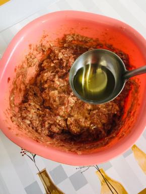 再肉馅里倒入适量的熟油，倒油是为了更好的锁住肉馅里的水分！吃起来更加鲜美！