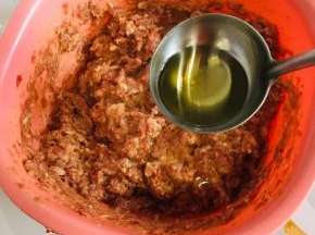 再肉馅里倒入适量的熟油，倒油是为了更好的锁住肉馅里的水分！吃起来更加鲜美！