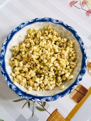 切好的茄丁加入一勺盐翻拌均匀腌制15分钟，杀出茄子里面的水分！