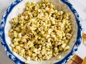 切好的茄丁加入一勺盐翻拌均匀腌制15分钟，杀出茄子里面的水分！