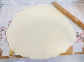 擀成1厘米左右的薄片！再在面皮表面均匀的撒上少许面粉，防止粘黏！