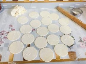 把多余的面皮拿开，揉成面团，再重复擀面压成饺子皮即可！（多重复几次，至到把所有的面团都做成饺子皮！）