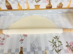 案板上撒少许面粉，醒好的面团取出来，开始擀面！