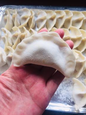 饺子皮对折，把边缘捏紧实！