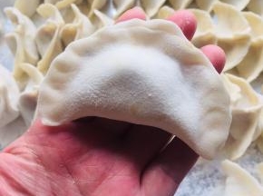 饺子皮对折，把边缘捏紧实！