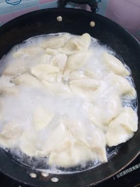 水开放入包好的饺子，煮至饺子全部都飘起来，面皮鼓起来，就说明饺子煮熟啦！（大概要煮6分钟左右！）