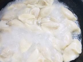 水开放入包好的饺子，煮至饺子全部都飘起来，面皮鼓起来，就说明饺子煮熟啦！（大概要煮6分钟左右！）