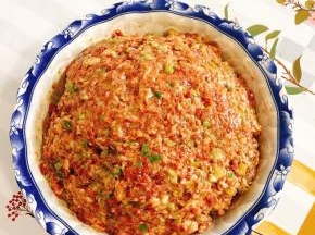 瘦肉剁成肉糜放入碗中，加入适量的老抽，生抽，蚝油，五香粉，胡椒粉搅拌均匀，再少量多次的打入适量的花椒水，顺着一个方向搅拌上劲，再倒入适量的熟油拌匀，放入一勺盐，葱末，姜末，脱水的茄子丁，辣椒碎拌均匀，放入冰箱冷藏备用！（详细的步骤见上一个食谱茄子猪肉馅）