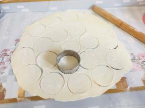 用饺子皮神器在面皮上按压出饺子皮！（没有的也可以用不锈钢茶壶盖来按压也是可以的！）