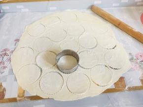 用饺子皮神器在面皮上按压出饺子皮！（没有的也可以用不锈钢茶壶盖来按压也是可以的！）