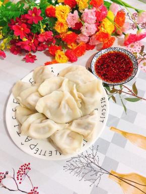 蘸上辣椒油和饺子醋调的料汁儿，味道棒极了！