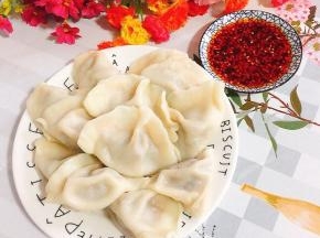 蘸上辣椒油和饺子醋调的料汁儿，味道棒极了！