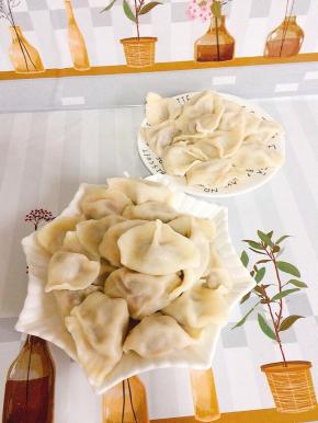 煮熟的饺子，捞出来沥干水份放入盘中即可！