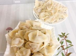 煮熟的饺子，捞出来沥干水份放入盘中即可！