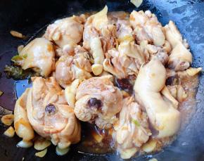 放入鸡腿炒至入味