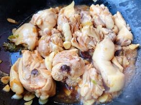 放入鸡腿炒至入味