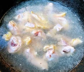 锅中烧开水放入鸡腿同时放入料酒焯水断生去除多余的油脂和血水