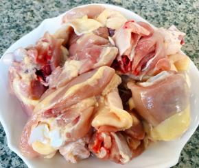 鸡腿炖成大小均匀的块状