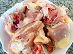 鸡腿炖成大小均匀的块状